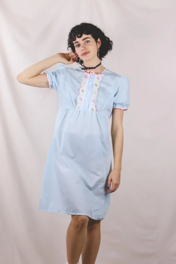 Aila 60-luvun vintageyömekko