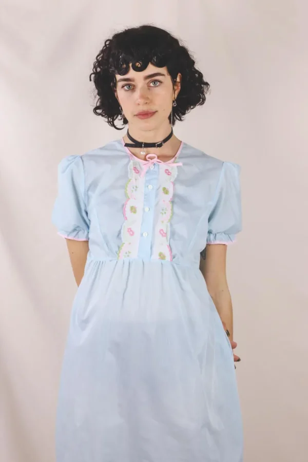 Aila 60-luvun vintageyömekko