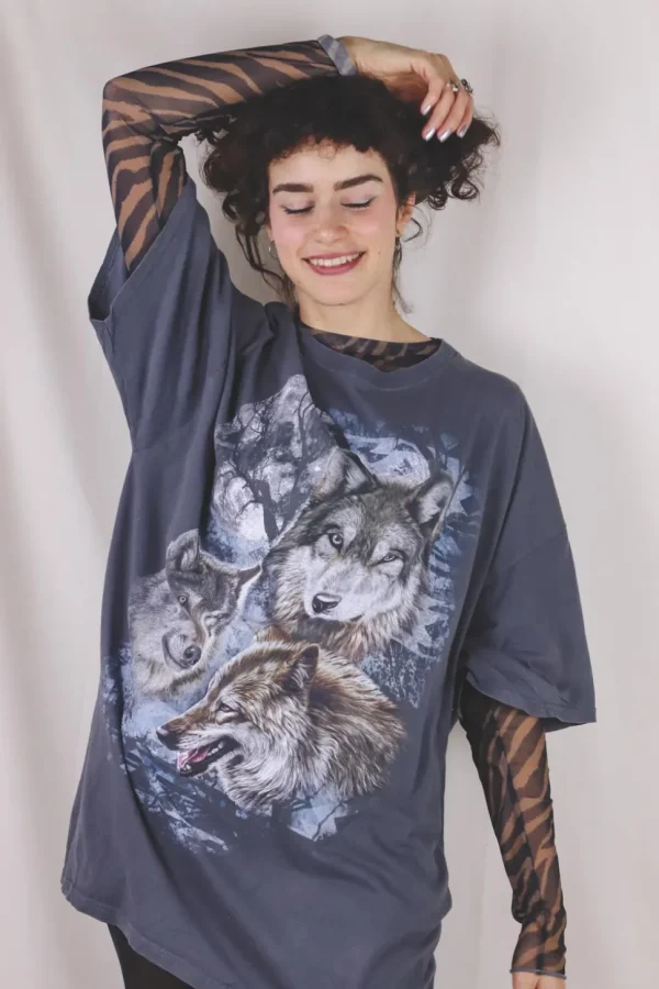 Dark grey wolf vintage t-paita