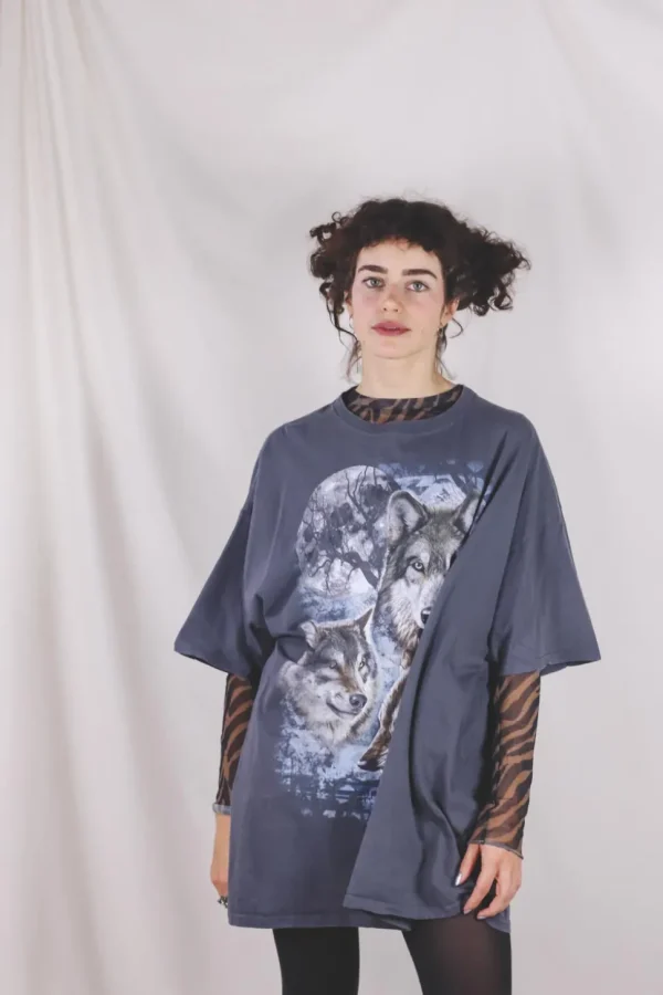 Dark grey wolf vintage t-paita