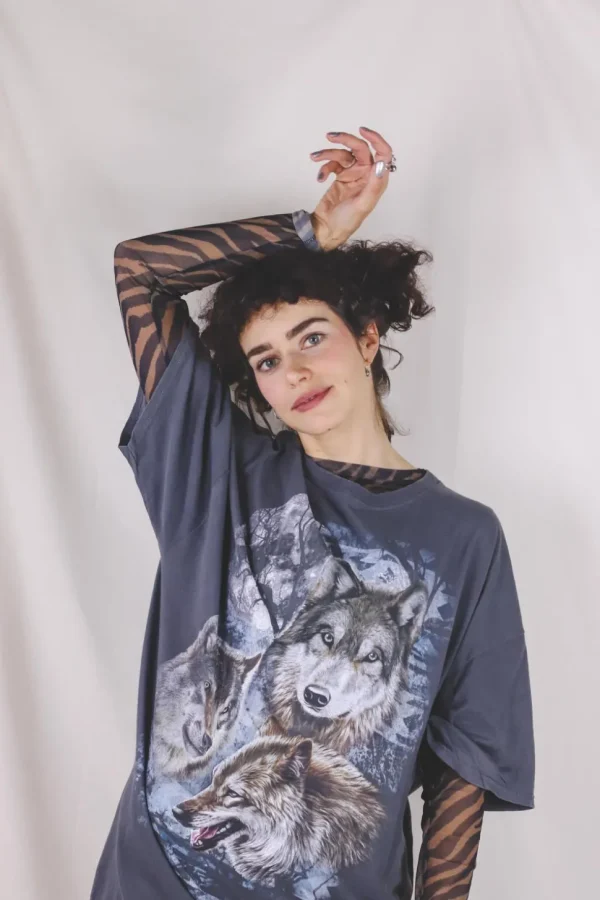 Dark grey wolf vintage t-paita