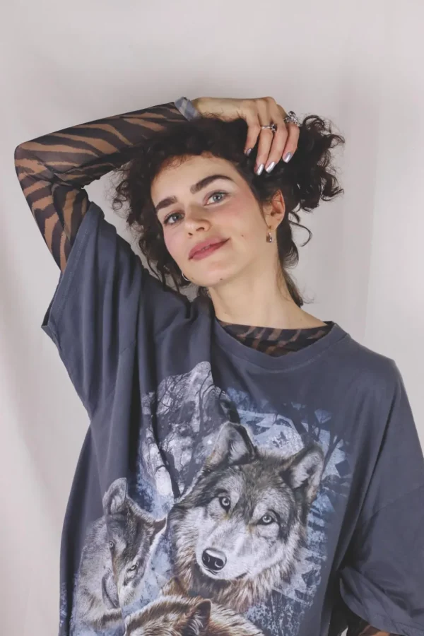 Dark grey wolf vintage t-paita