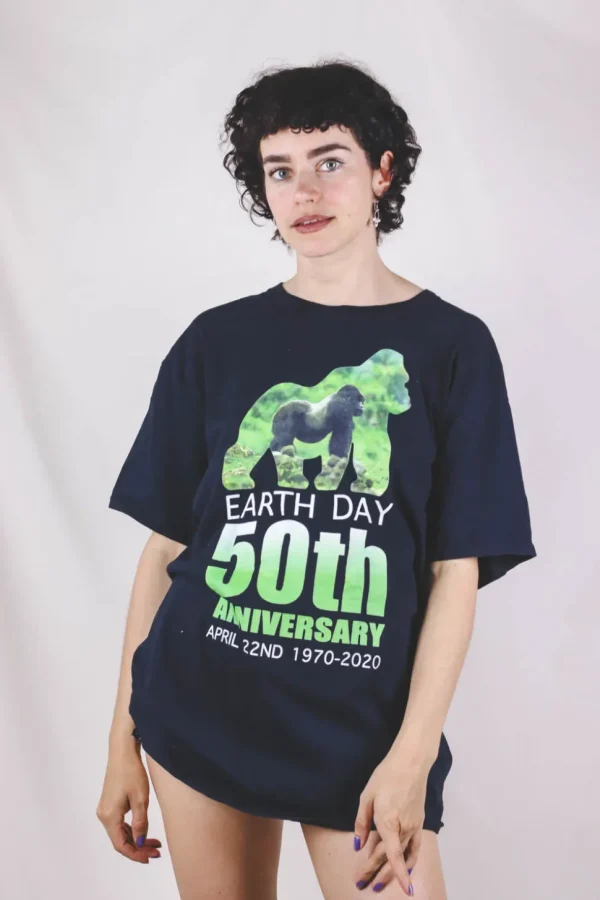 Earth Day 2-hand t-paita