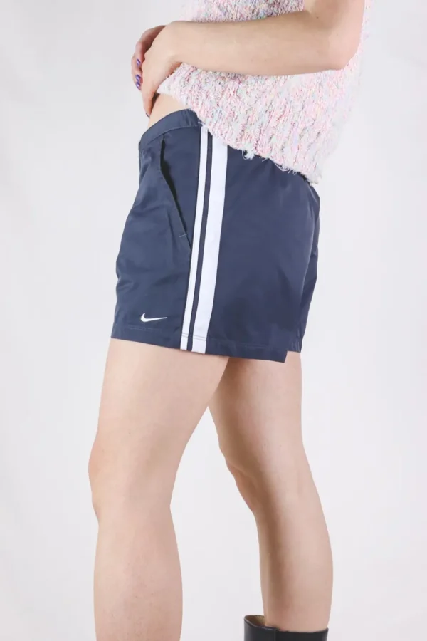 Niken harmaat Y2K-shortsit